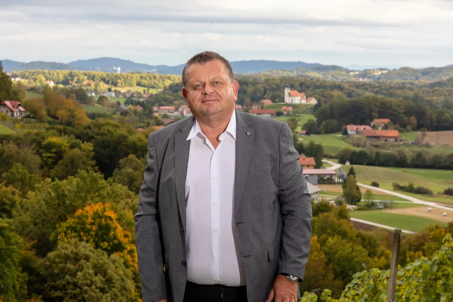 Peter Volovšek pred razgledom na hribovito pokrajino